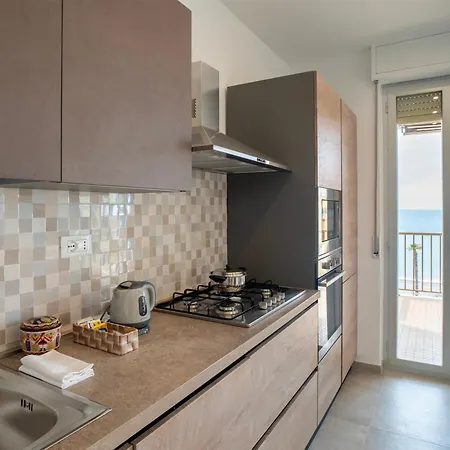 Hostfacile - New Beach Front - Wifi - Air Conditioning Apartment *