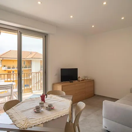 Hostfacile - New Beach Front - Wifi - Air Conditioning Apartment Ventimiglia