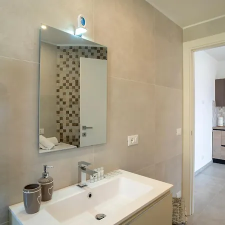 Hostfacile - New Beach Front - Wifi - Air Conditioning Apartment *