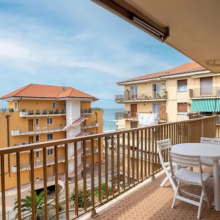 Hostfacile - New Beach Front - Wifi - Air Conditioning Apartment *